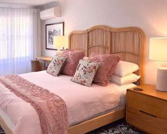 Between the City and the Sea w/ King Size Bed - Perth - Bedroom