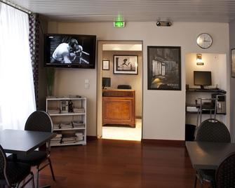 Hotel Hippodrome - Paris - Bedroom
