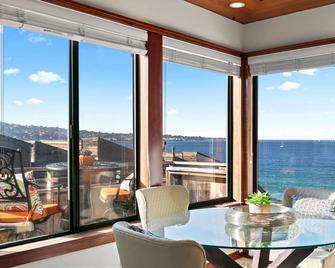 Oceanfront 2 bedroom Luxury Paradise! Ocean Harbor House. Steps to the beach! - Monterey - Dining room