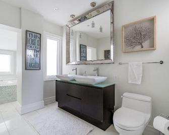 Mid-Century Serene Family Home with Garden and Parking Short-Term Available - Toronto - Salle de bain