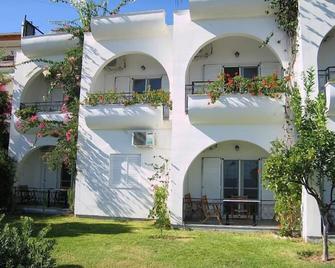 Spiros Studios - Parga - Building