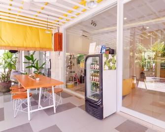 Caricia Hostel - Kuta - Patio