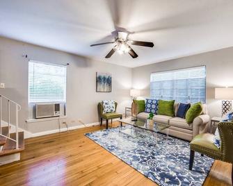 Classy Mid-Century Townhome in Alamo Heights - San Antonio - Sala de estar