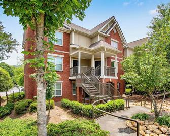 Walking Distance to Atlanta's Aquarium! Family-sized Townhome and Spacious Deck - Atlanta - Edificio