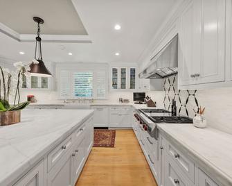 Beverly Hills luxury suite with desk, wifi, and private entry. - Los Ángeles - Cocina