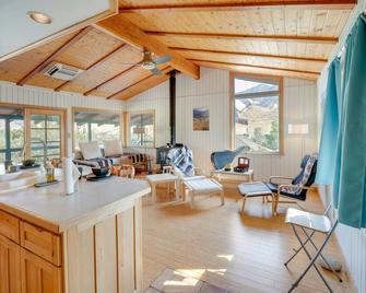 Scenic Kernville Getaway with Deck and Mountain Views! - Kernville - Living room