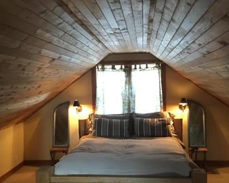 Charming Private Year Round Cottage, close to all amenities - Gimli - Bedroom