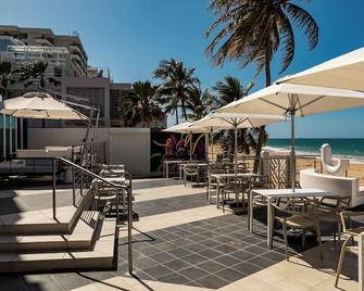 The Tryst Beachfront Hotel - San Juan - Patio