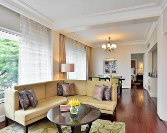 Lakeside Chalet, Mumbai - Marriott Executive Apartments - Bombay - Oturma odası