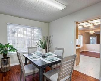 Looking For A Vacation? Here You Go! Terrific Family Home With 4 Spacious Bed!! - Sacramento - Comedor
