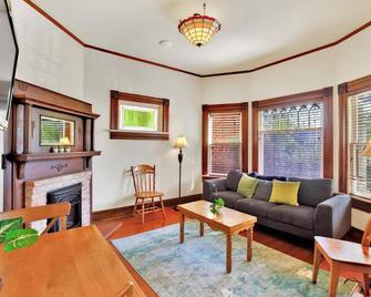 Beautifully Restored Downtown Victorian - San Diego - Living room