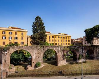 Hotel Emona Aquaeductus - Rome - Building