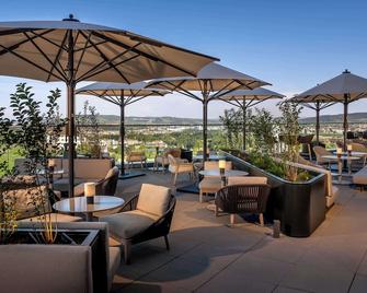 Radisson Blu Hotel at Porsche Design Tower Stuttgart - Stuttgart - Patio