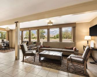 Best Western Frontier Motel - Lone Pine - Living room