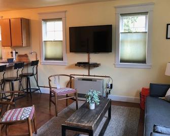 Cute Downtown Apartment, Walk to University, Shops & More! - Missoula - Living room