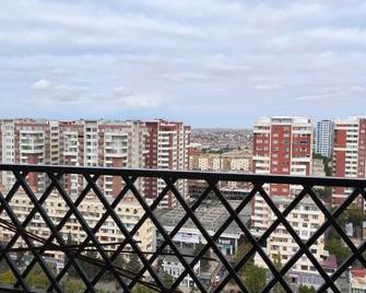Prestigious apartment near the metro - Baku - Balkon