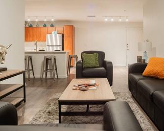 Modern Condo With Pool Gym Workspaces & Bbq - Austin - Sala de estar