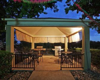 Your Relaxing Getaway Awaits! Free Parking, Pet-Friendly Property - Dallas - Innenhof