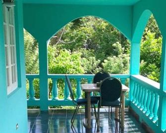 Zion High Hostel in Port Antonio - Fairy Hill - Balcón