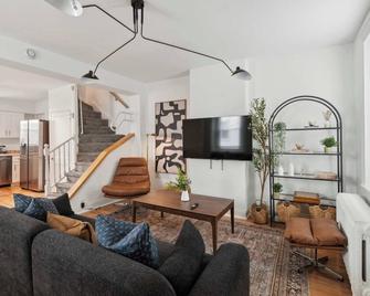 Corner Rowhome with Parking Sleeps 8 - Bala Cynwyd - Sala