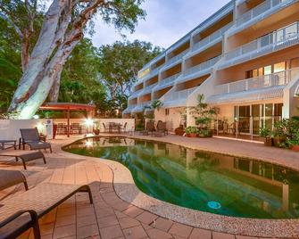 Marlin Waters Beachfront Apartments - Palm Cove - Piscina