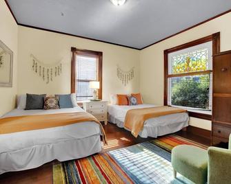 Historic Victorian 2 BD in the Heart of Downtown - San Diego - Bedroom