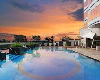 Holiday Inn Cochin - Cochín - Piscina