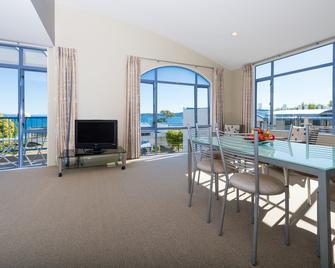Sails on The Lake - Taupo - Comedor