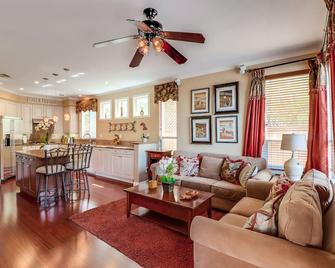 Fabulous Spacious Furnished Luxury Carmel Valley/ Del Mar 5-Bedroom Home! - San Diego - Huiskamer