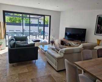 Maison Neuve Contemporaine au Calme Avec Piscine - Alleins - Sala de estar
