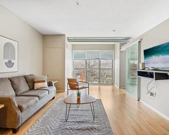 CozySuites Mill District with pool, gym #08 - Minneapolis - Vardagsrum