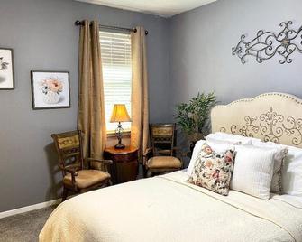 Wiley House Bed and Breakfast - Humble - Bedroom