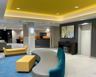La Quinta Inn by Wyndham Lynnwood - Lynnwood - Salónek