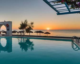 Sigalas Beach Hotel - Kamari - Pool