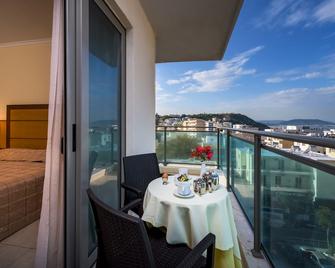 Manousos City Hotel - Rodes - Varanda
