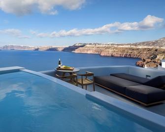 Neptune Luxury Suites - Thera - Pool