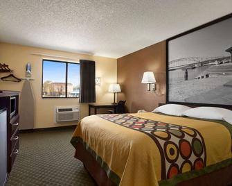 Super 8 by Wyndham Cedar Rapids - Cedar Rapids - Bedroom