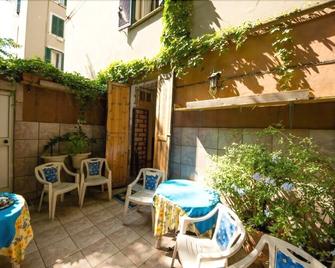 Sunshine Hostel - Roma - Patio