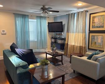 Charming 4 Br 2Ba Duplex - Baltimore - Sala de estar