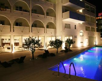 White Hotel - Vieste - Piscina