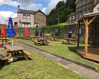 The Newbridge Hotel - Newport - Innenhof