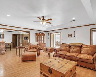 Oaklawn Retreat - 4 Bedroom - Sleeps 10 - Fireplace - Vernon - Sala de estar