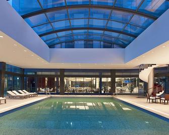 Ramada Plaza Lianyungang - Lianyungang - Piscina