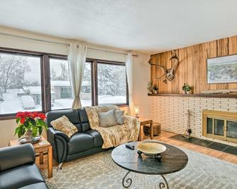 Pet Friendly West Anchorage Home Near Airport! by RedAwning - Anchorage - Sala de estar