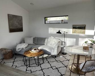 Abodu Modern Cottage 2bd with hot tub - walkable to Greenlake - Seattle - Living room
