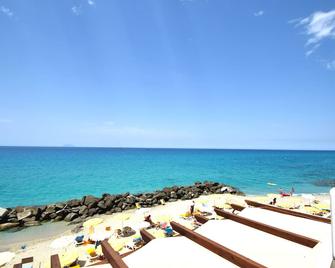 Resort Hotel Rocca di Vadaro - Ricadi - Strand