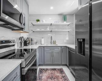 BnB Hyperion - Remodeled 1B Oasis in Ft Lauderdale - Fort Lauderdale - Kitchen