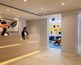 Hotel Duminy-Vendome - Paris - Front desk
