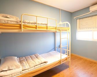 Busan Sukbak Dot Com Guesthouse - Μπουσάν - Κρεβατοκάμαρα