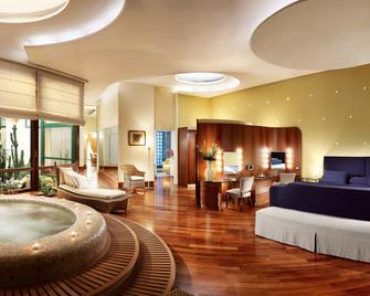 Grand Hotel Vesuvio - Naples - Bedroom